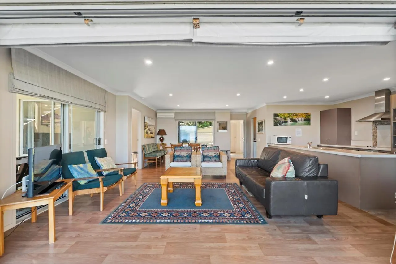 Lakeside Vistas Magic - Rainbow Point Home Taupo Holiday home